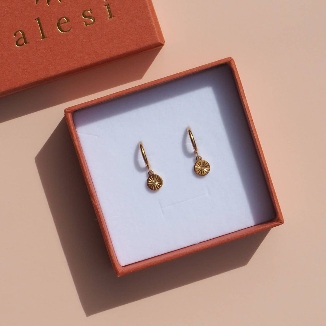 18K Gold Star Hoops Round