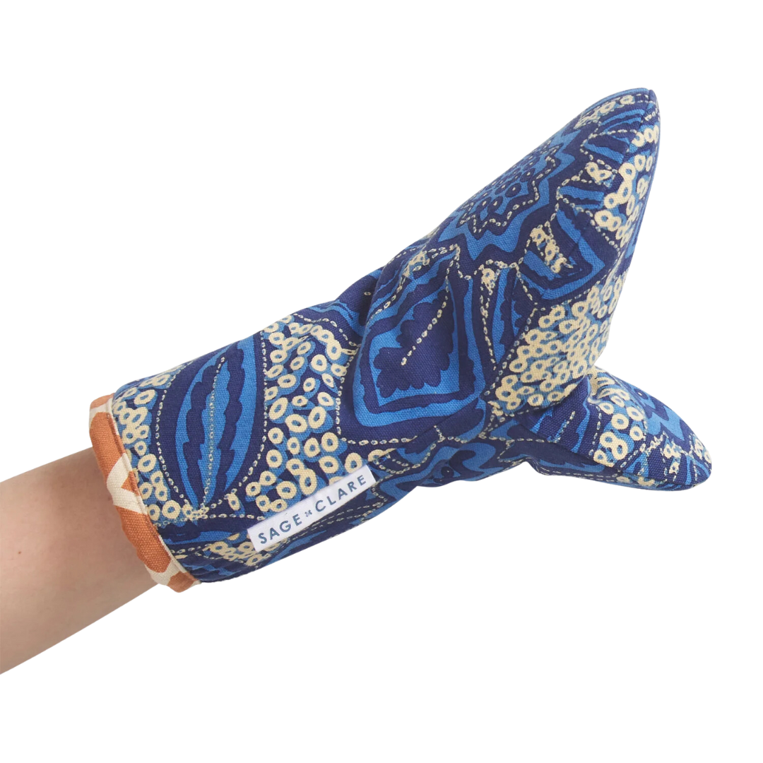 The African-batik-inspired Kavi design adds depth and contrast to your space. Indulge in indigo blues, delicate florals and botanicals with this gorgeous oven mitt from Sage & Clare