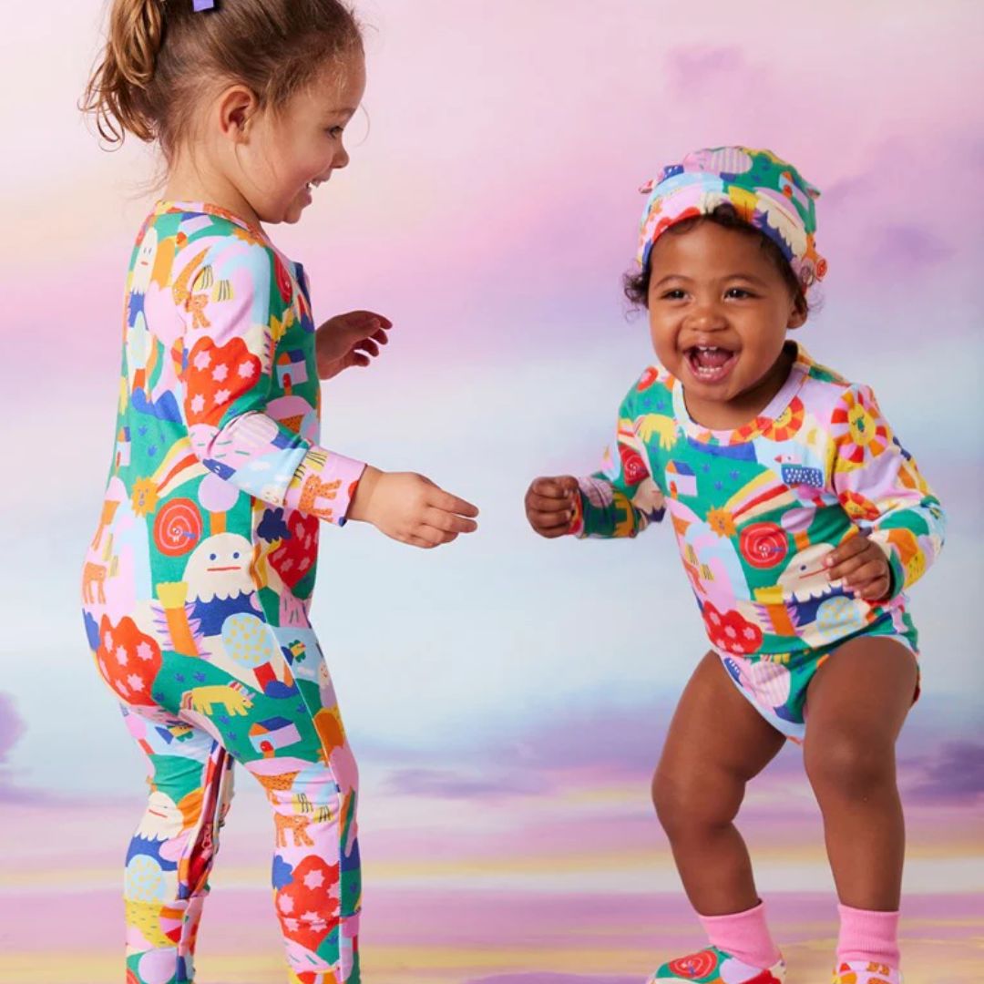 Long sleeve bodysuits are the ultimate layering tool in a babies wardrobe. Match the Rainbow Valley print with plain bottoms or amp up the print with contrasting bright colours.