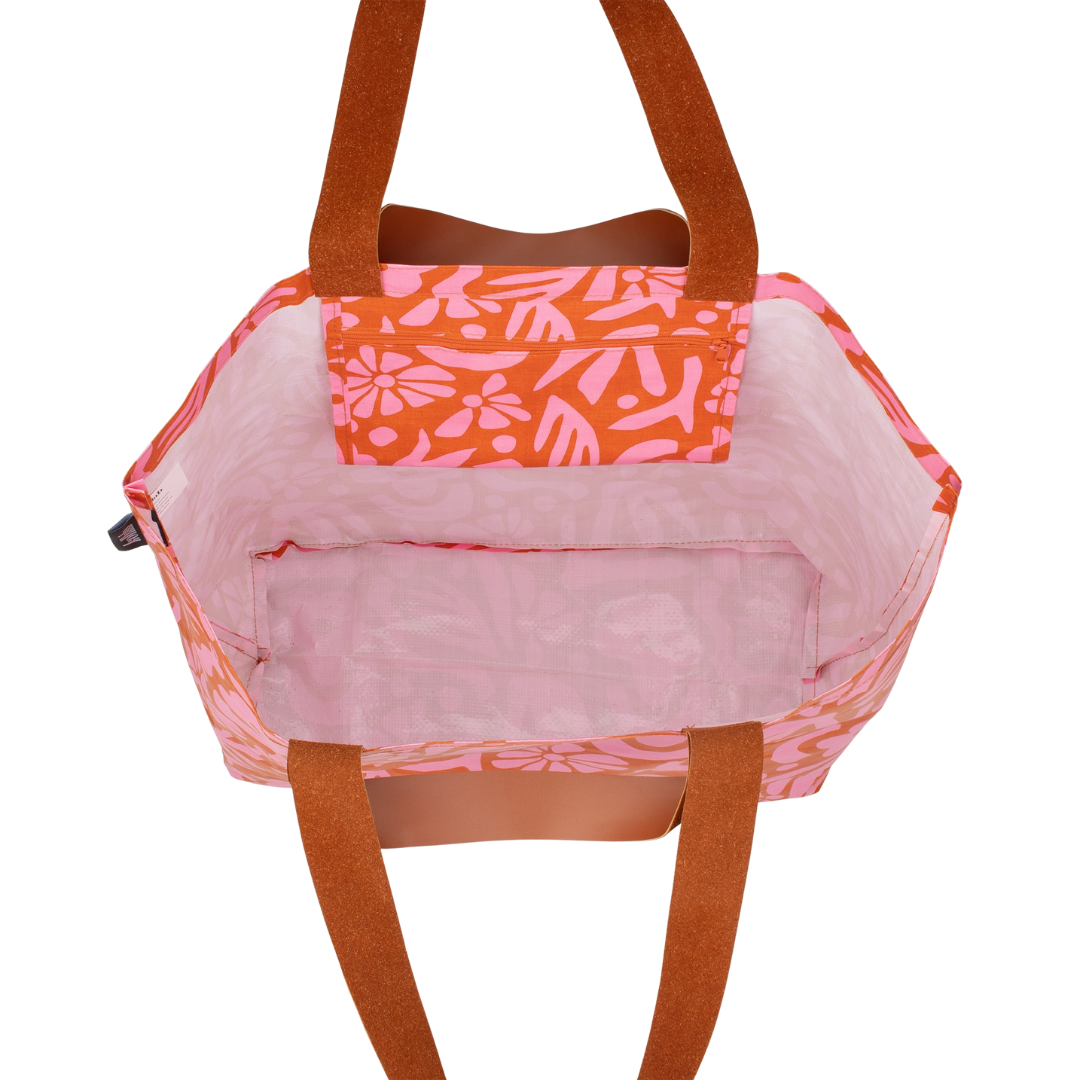 This fantastic bag looks great and is so so practical. Its the go to of all sizes. Perfect for shopping, the beach, traveling, the list goes on. Designed by Kollab