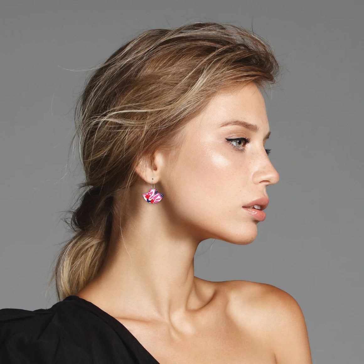 Transition from brunch to afternoon drinks in these pretty, pretty pagodas! Hanging elegantly from our 18mm hoops, these unique shapes are here to add a unique pop of colour to your all-day attire. If you're a lover of art, colour or funky shapes then you can't go past these earrings! 