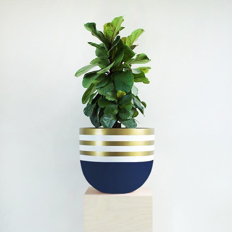 Toast and honey- dip with a twist! We love those gold stripes.  Small: 340mm D x 290mm H  All our pots are lightweight and suitable for both indoor and outdoor use. They all come with a drainage hole, which is ideal if you’re planting directly into the pot.